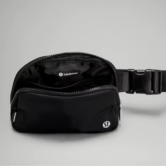 New in Package! Lululemon Everywhere Belt Bag Black EBB Fanny Pack NWT - Picture 2 of 8
